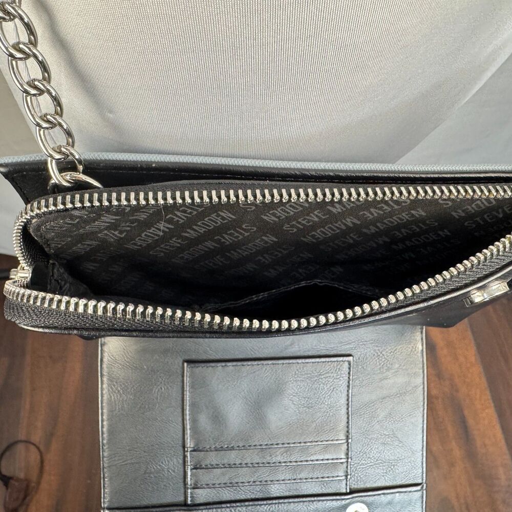 Steve Madden Crossbody Bag with side compartment for cards - Picture 7 of 9